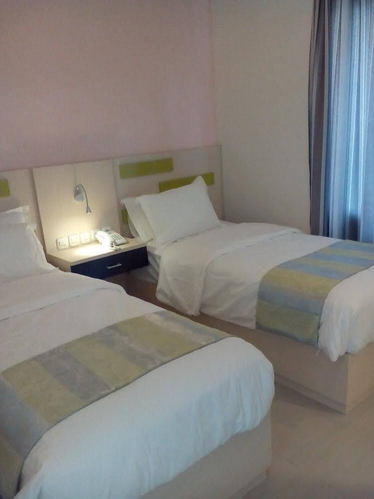 The Arizon At Malioboro Hotel Джокякарта Екстериор снимка
