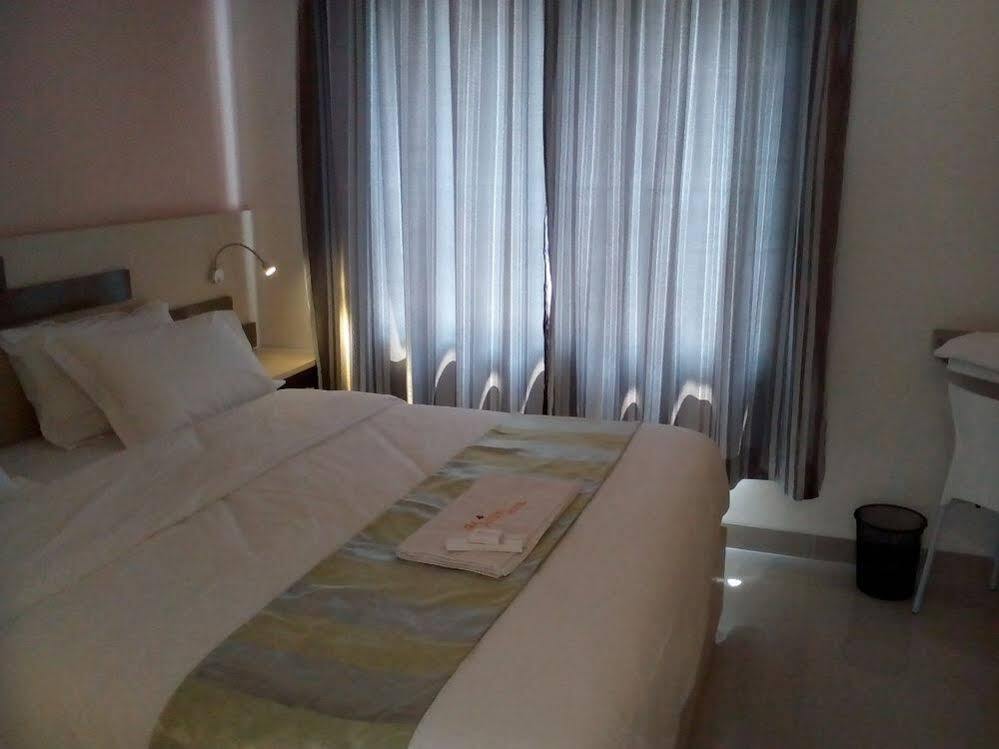 The Arizon At Malioboro Hotel Джокякарта Екстериор снимка